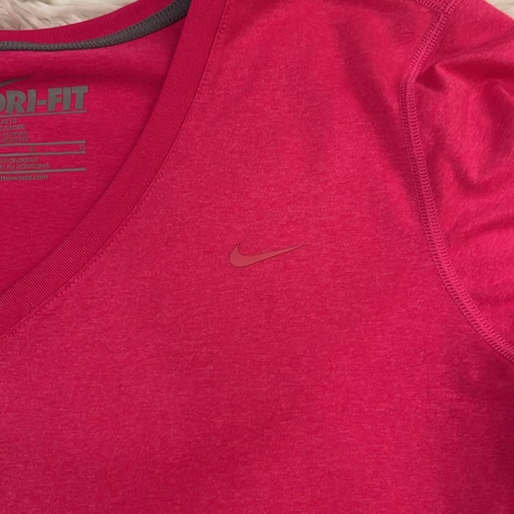 Nike dri-fit women’s pink top, like new!!!! V-Neck - Picture 3 of 6